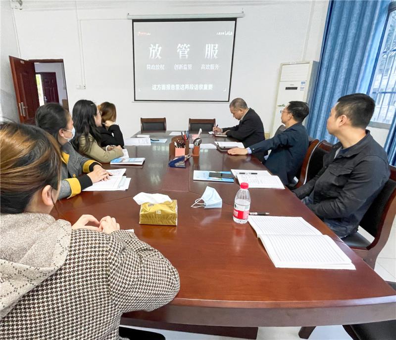 支部党员观看视频学习两会精神.jpg