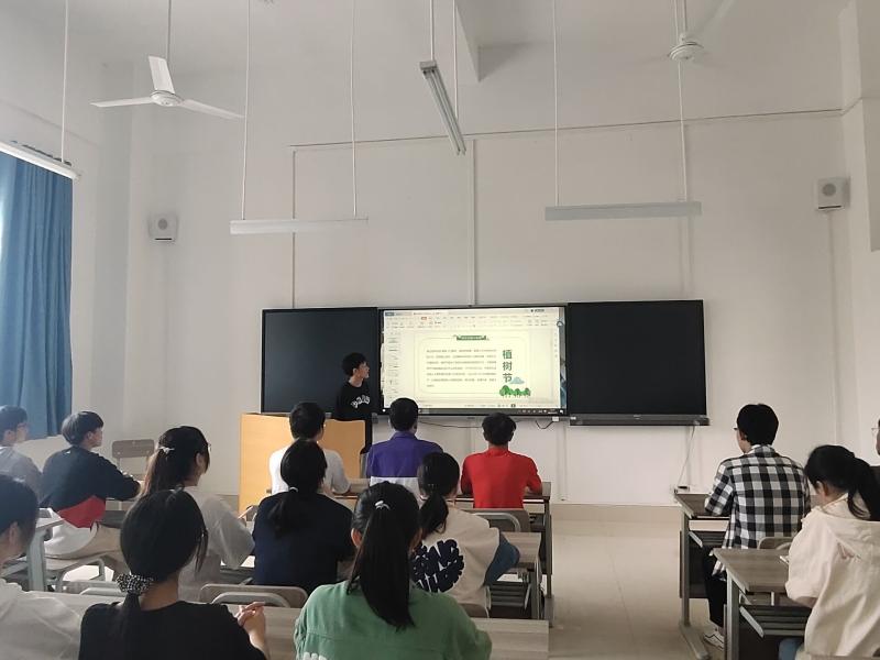 学校团委开展“弘扬生态文明 共建绿色工院”主题团日活动.jpg