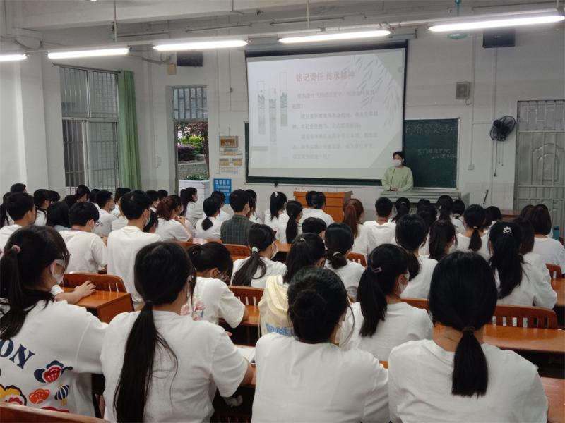 龙老师带领同学们学习.jpg
