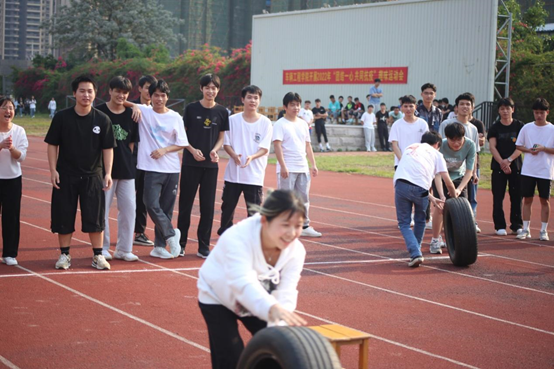 同学们积极参与活动.png