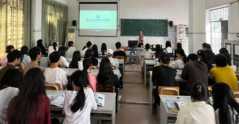 罗静老师开展第二场宣讲会.jpg