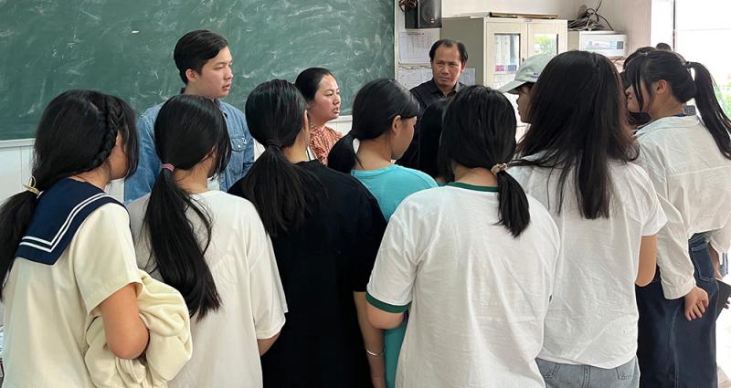 宣讲会后接受学生咨询.jpg