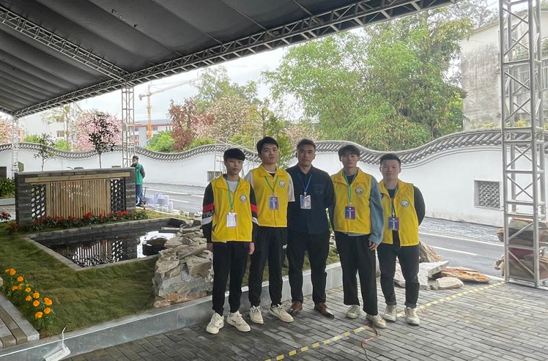 参赛选手与指导教师合影.jpg