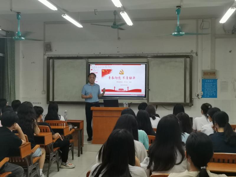 学校领导到联系班级上专题党课