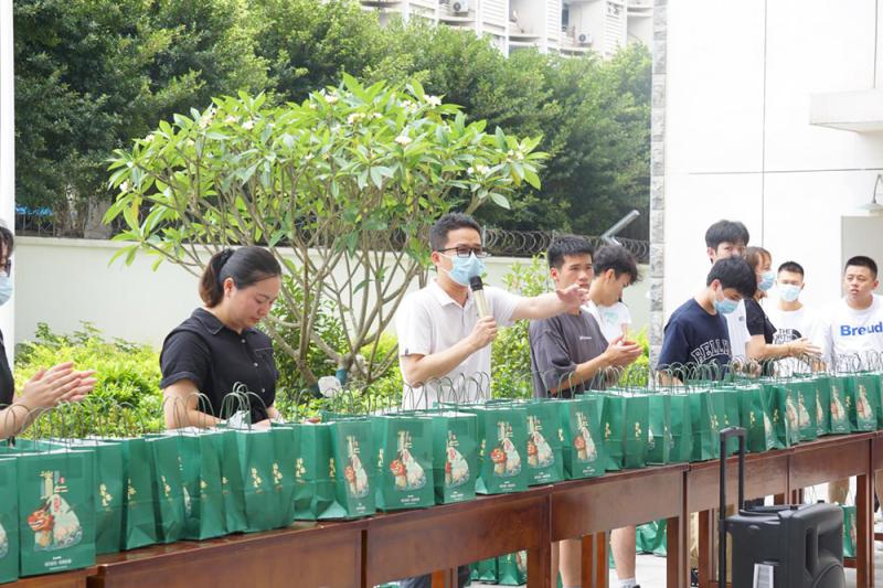 粽叶飘香，品味端午——工业设计学院慰问家庭经济困难学生