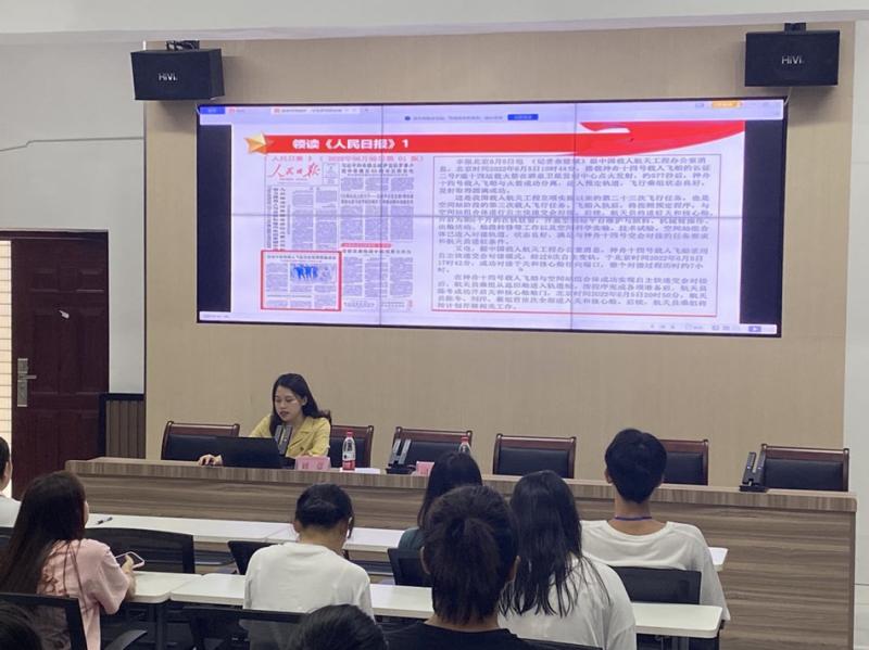 马院教师、法律协会指导教师刘意领读《人民日报》_修.jpg