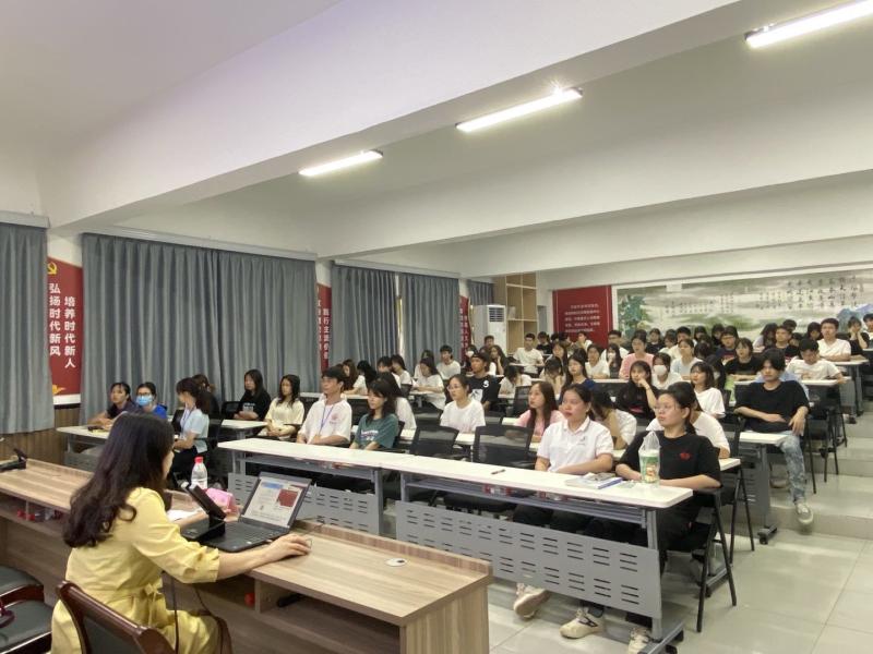 同学们认真阅读党报.jpg