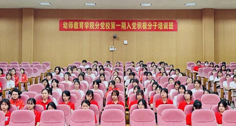 图六：培训期间学员们观看《重逢》等视频.jpg
