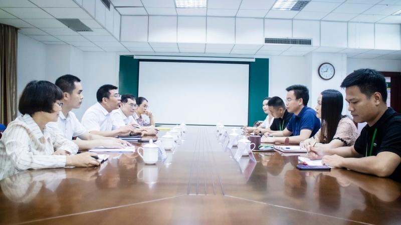 图1 学院领导与中国邮政贵港市分公司领导合作洽谈.jpg
