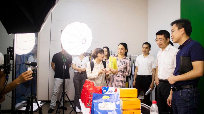 图3 学院领导参观直播创新实训室.jpg