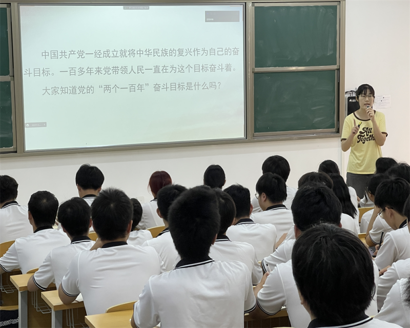 关笑吟老师授课.png
