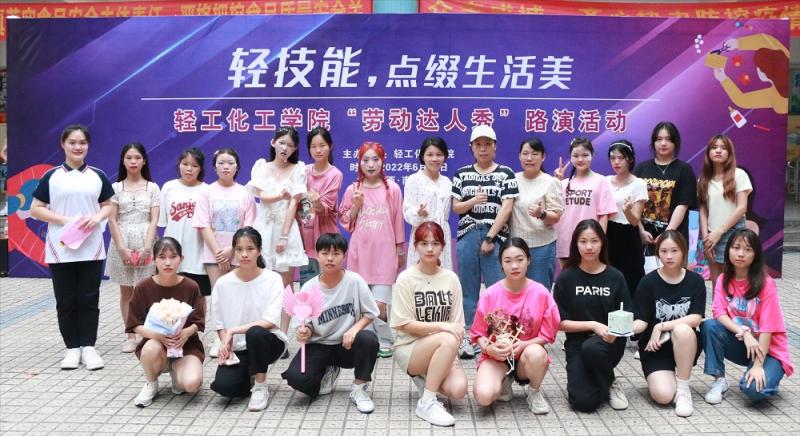 比赛参赛选手和评委合影.jpg