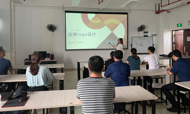 2.赖秋蓉讲课.jpg