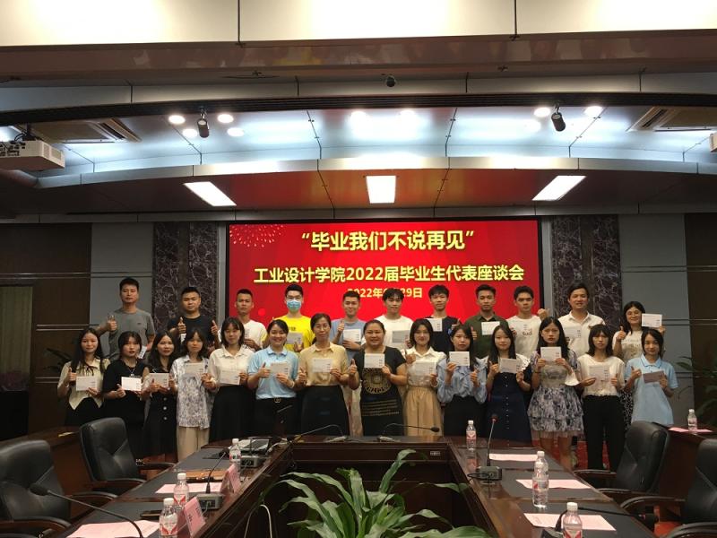 领导老师与毕业生代表合影留念.jpg