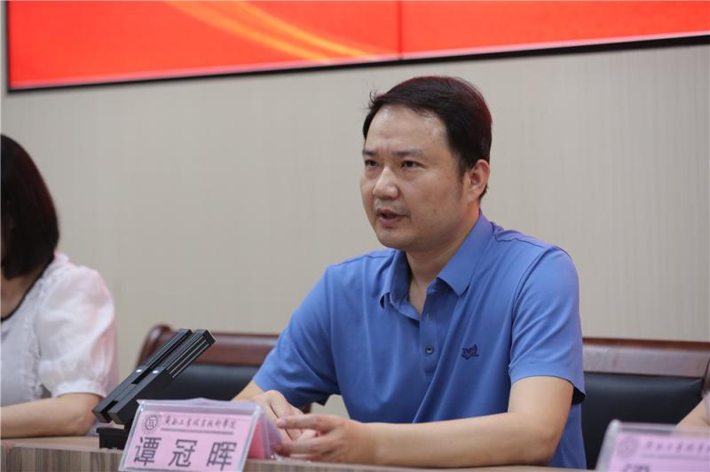 学校副校长谭冠晖作讲话.jpg