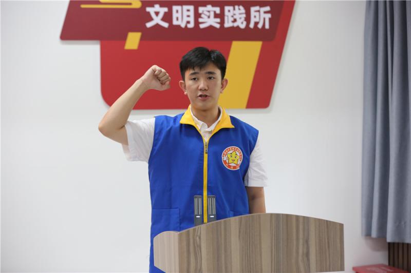 社会实践队员代表环境2132班的许乘新同学发言.jpg