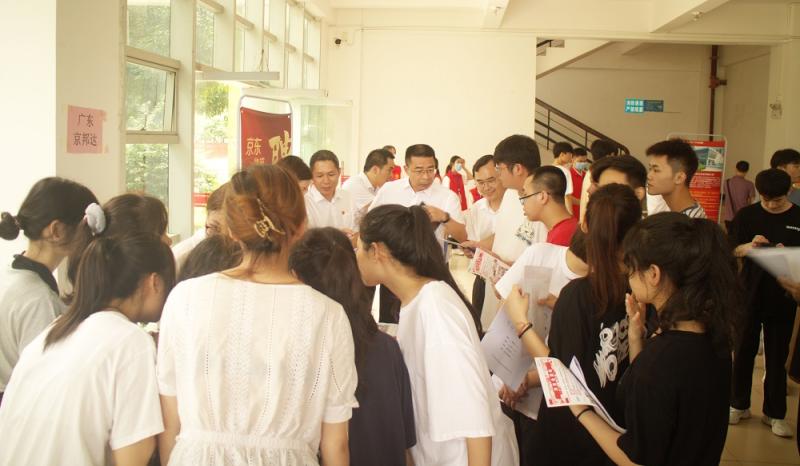 图3 刘星毅院长、韦万民书记与企业负责人交谈、鼓励学生积极应聘.jpg