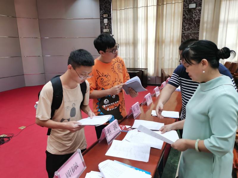 E:\u684c面\u65b0闻稿-我校与自治区残疾人劳动就业指导中心联合开展广西高校残疾人毕业生就业服务进校园活动\u65b0闻稿-我校与自治区残疾人劳动就业指导中心联合开展广西高校残疾人毕业生就业服务进校园活动\u65b0闻配图\u4e00对一精细化服务.jpg