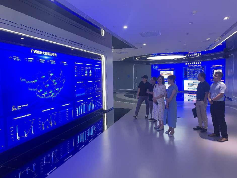 参观广投数字经济示范基地展示中心 2.png