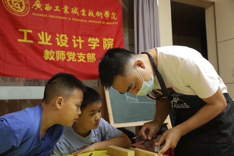 指导教师给小学员做技术示范.jpg