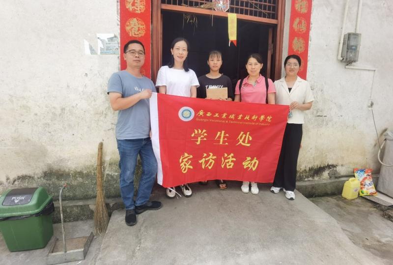 5.与家访学生合影(二).jpg