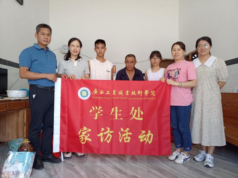 6.与家访学生合影(三).jpg