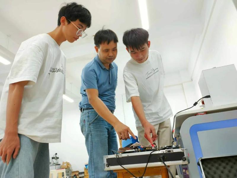 植根职教终不悔，不负韶华育英才——2022年广西五一劳动奖章获得者覃文石老师先进事迹