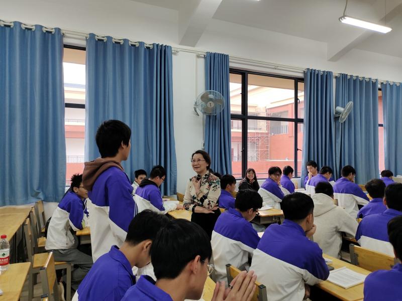 王副校长与学生互动（修）.jpg