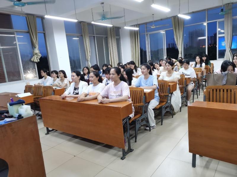 党课筑牢信念 交流倾听心声——教师二支部 党员教师开展党员联系班级活动