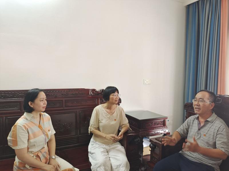 马克思主义学院教师二支部到党员家中进行家访