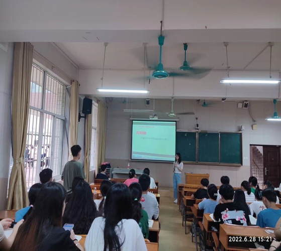 马克思主义学院公开课如期举行