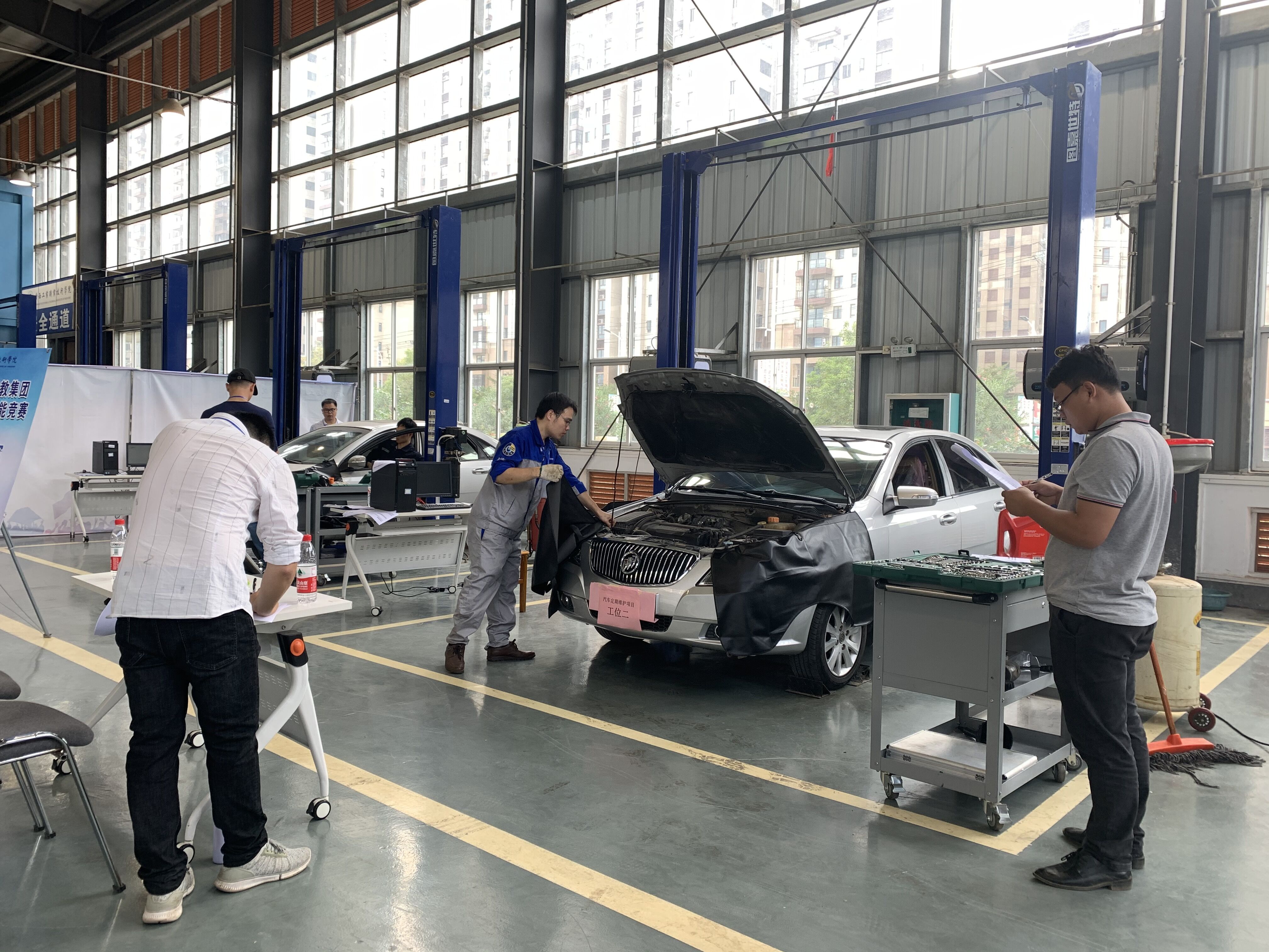 2020年职教集团教师职业技能大赛在广西工业职业技术学院举办-汽车维修赛场