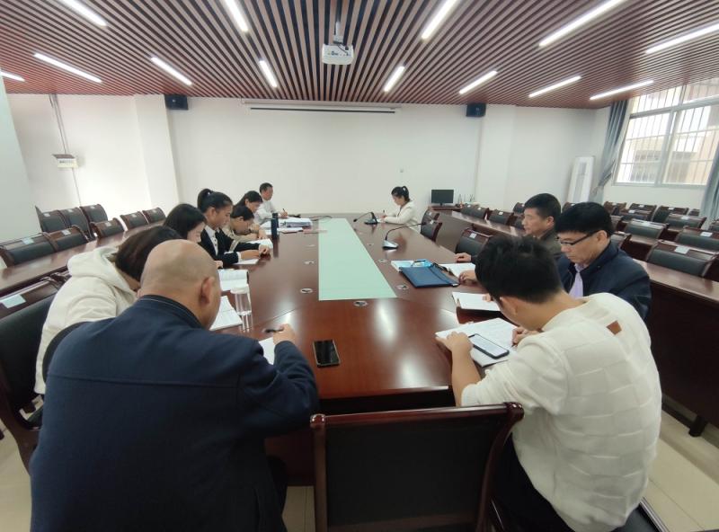 图：全体党员学习重要文件.jpg