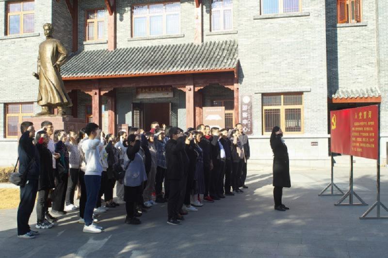 图2：全体党员重温入党誓词.jpg