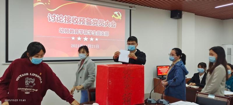 参会党员有序投票（小图）.jpg