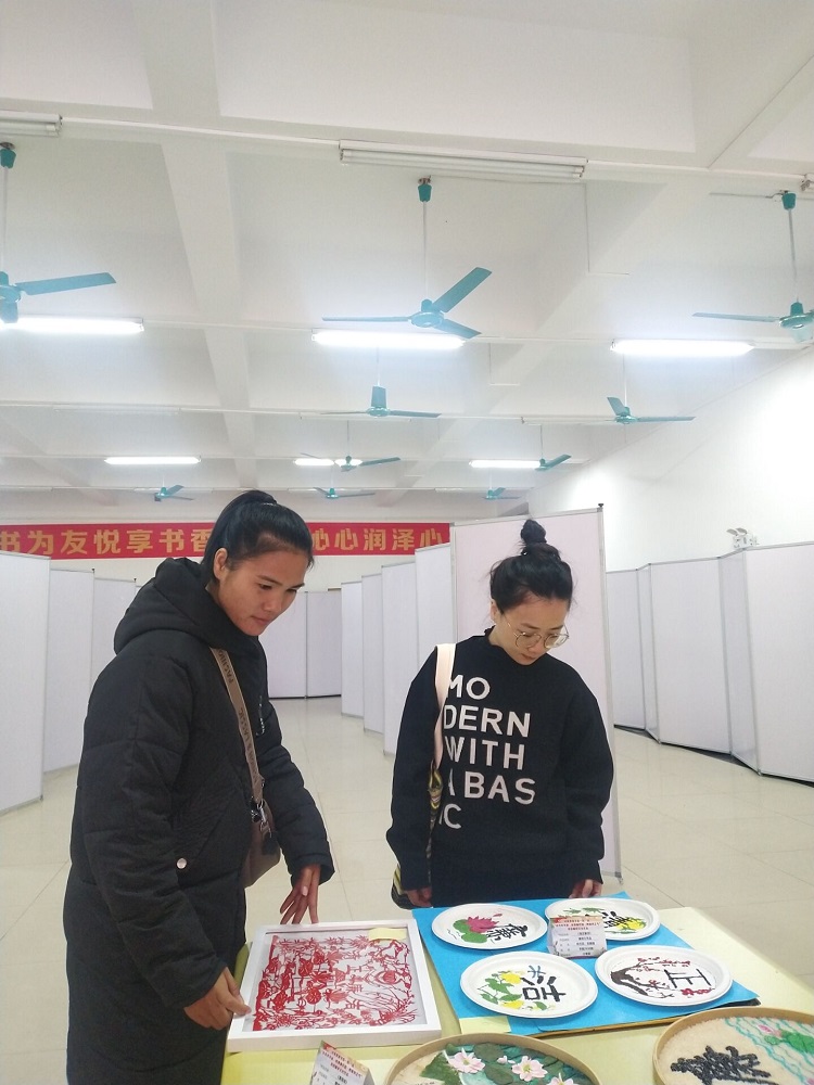 图1：党员们参观学习.jpg