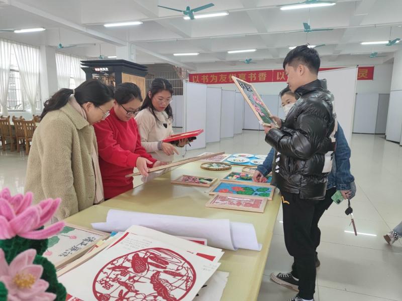图2：党员们驻足讨论.jpg