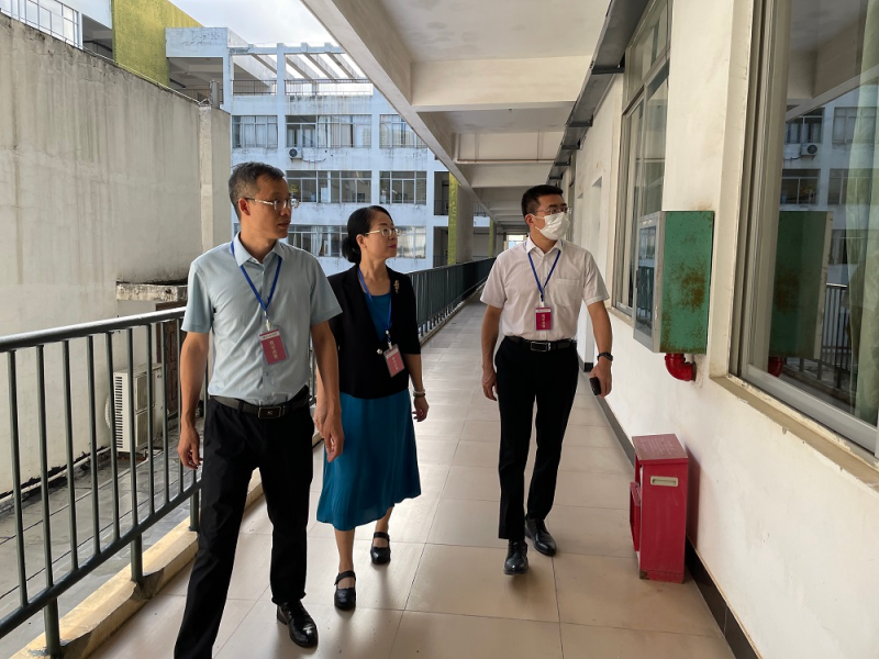 图3：领导深入宿舍检查指导学生线上听课.png