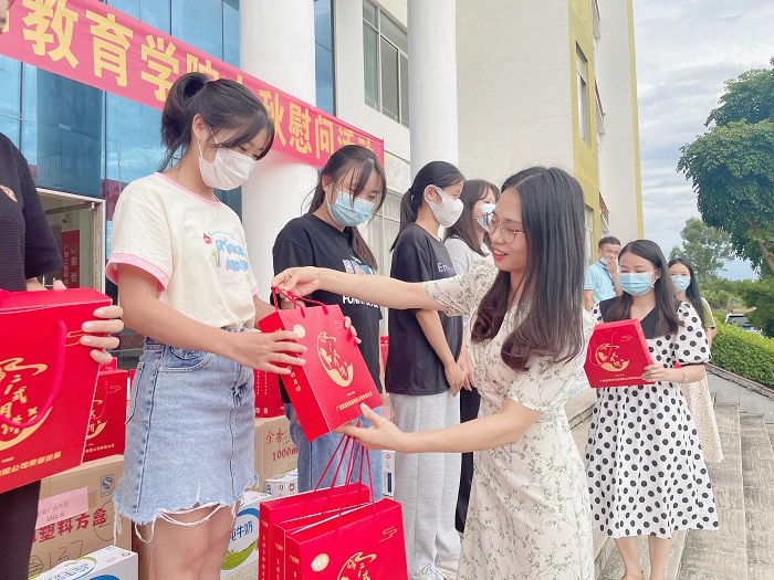 图片二教师给学生发放月饼.png