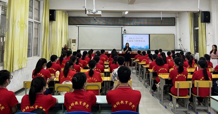 图2：新世纪小学举行欢迎仪式.jpg