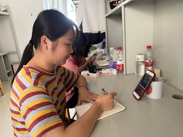 图3：新生观看专业介绍视频并认真听讲.png