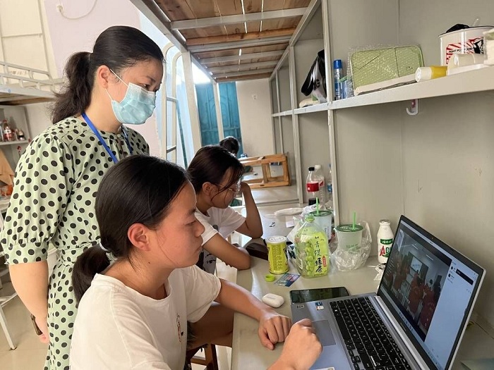 图4：学院领导深入宿舍巡视指导.jpg