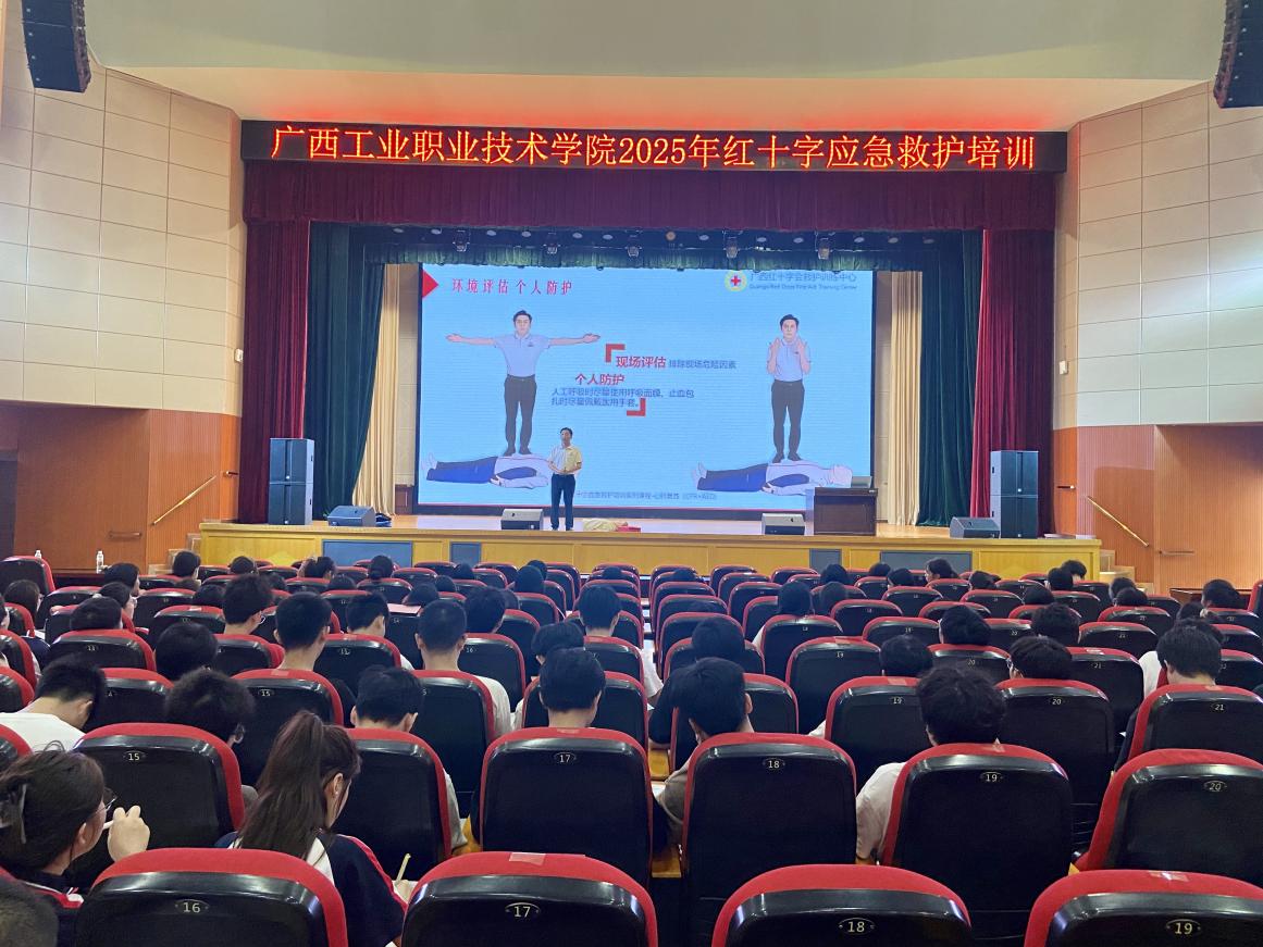 E:/李娜工作文件/红十字救护员相关材料/学生应急救护培训/大学生应急救护培训班现场8.jpg大学生应急救护培训班现场8