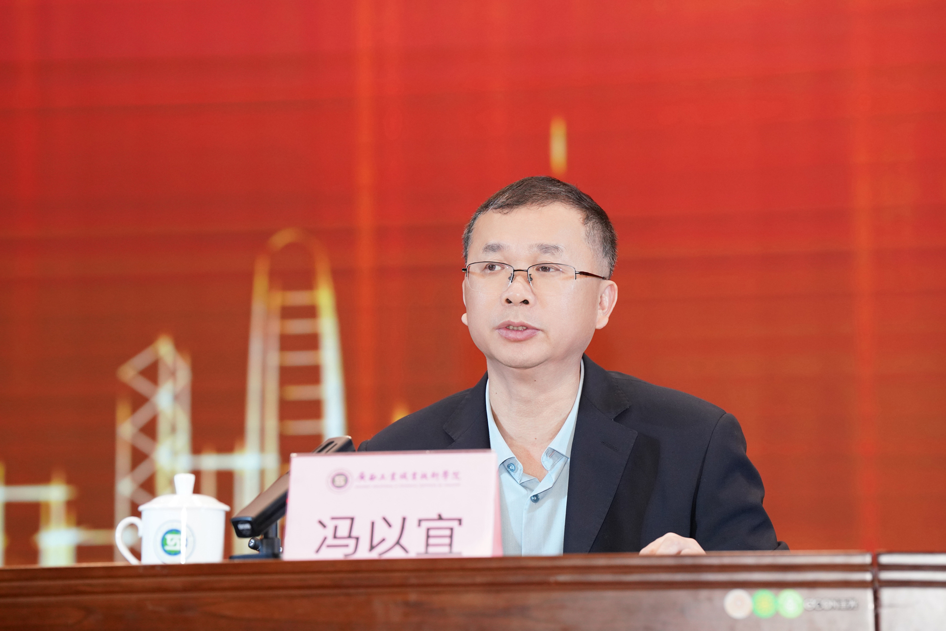 学校党委副书记、纪委书记冯以宜同志主持会议