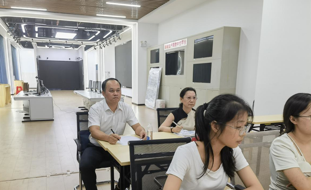 聚焦课堂主阵地  抓牢常规提质量——开课首日校长黄政艳一行深入教学一线听课巡课