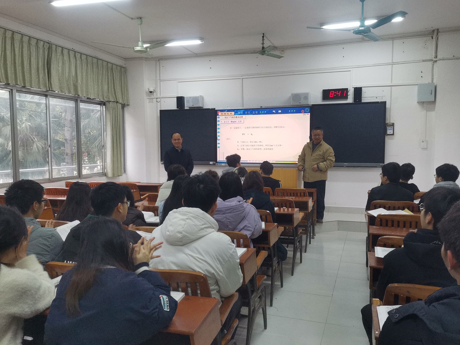 黄政艳在化工技术学院课堂与学生交流