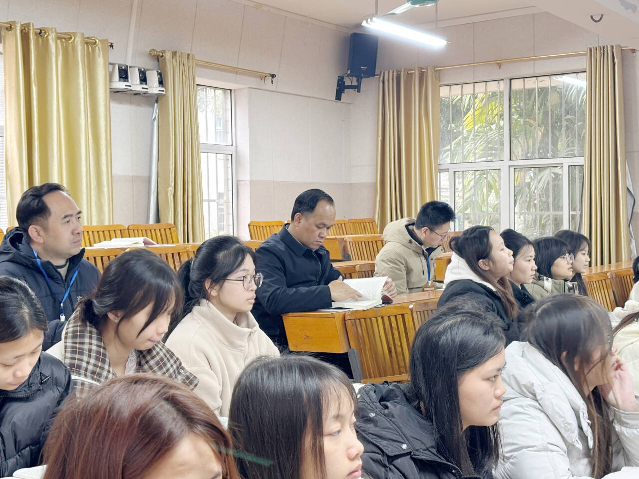 学校领导深入教学一线听课巡课