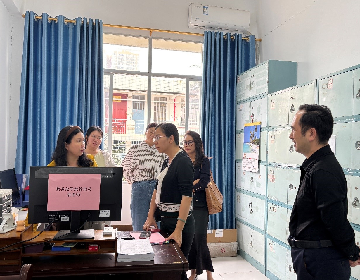 观摩学生事务审批系统操作现场