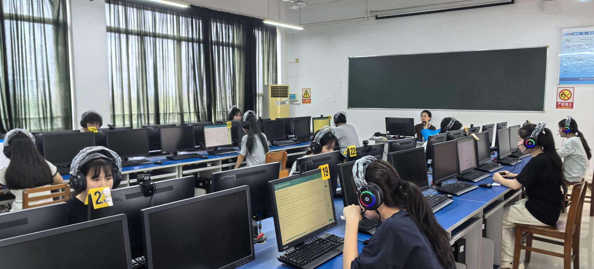 图：学生在测试室进行测试
