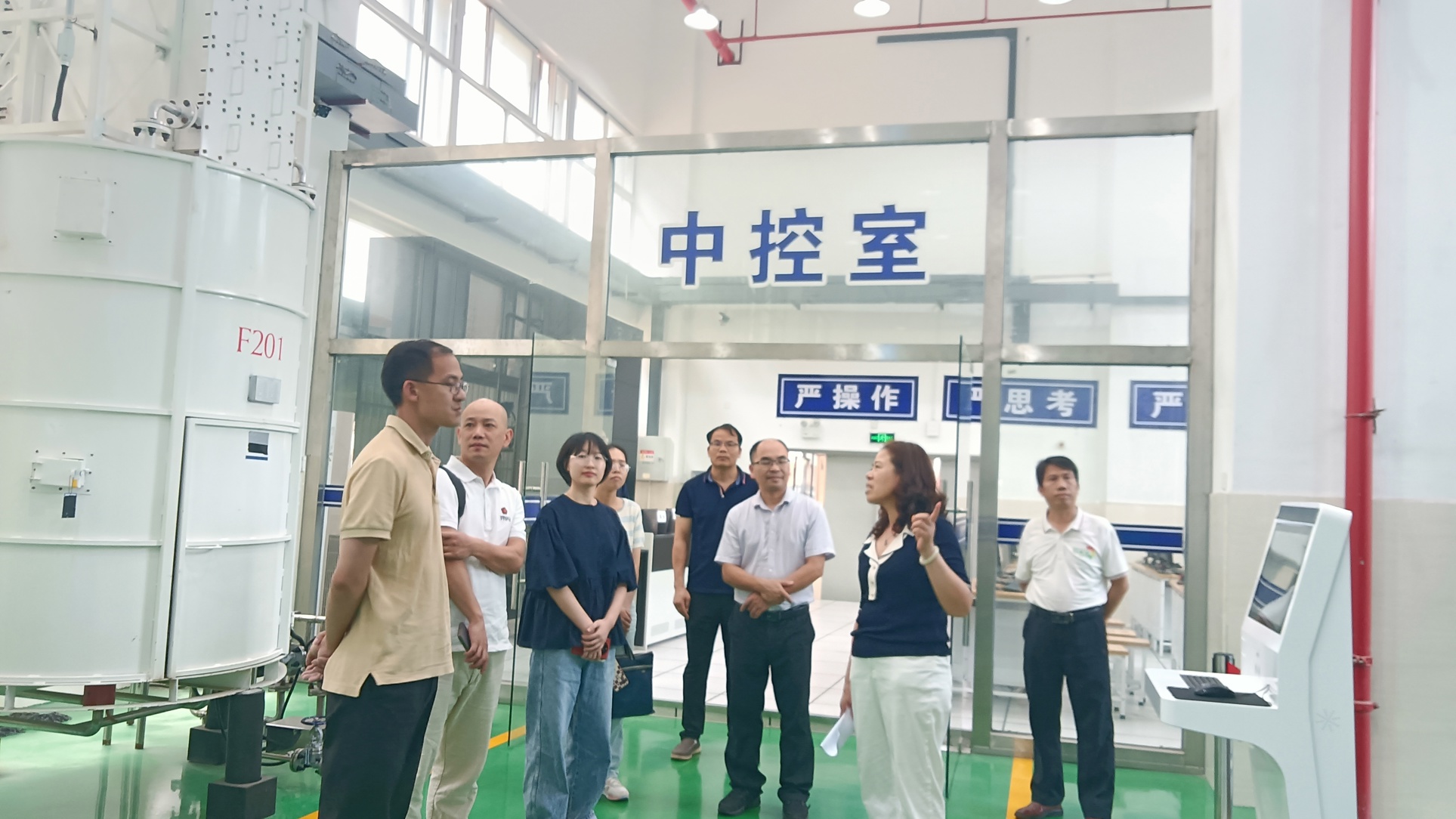 自治区应急管理厅专家组到校考察化工实训基地